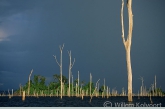 Naderend onweer boven het stuwmeer