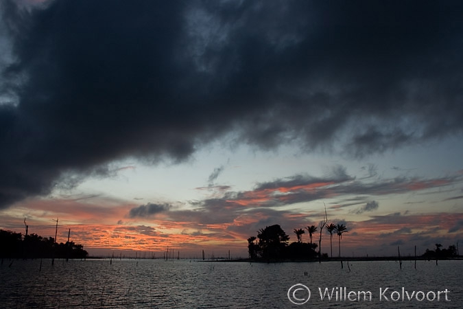 Zonsopgang boven het Brokopondo stuwmeer