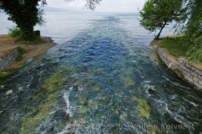 De Crni Drim mondt hier uit in het Meer van Ohrid